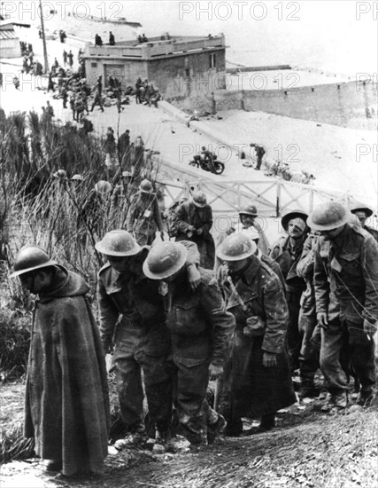 Dunkirk. French and British soldiers leaving the beaches (1940)