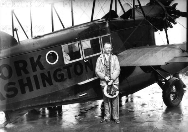 A Dunkerque, un soldat attend d'être évacué par un avion anglais (1940)