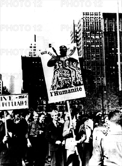 In New York, American workers celebrate the victory of the Popular Front in France (1936)