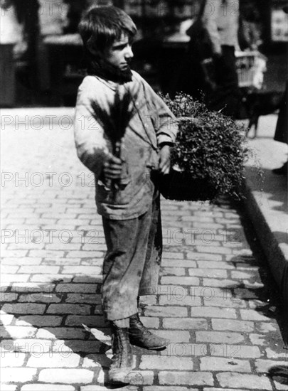 Photo de Eugène Atget. Marchand d'herbes, vers 1900