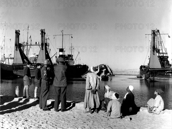 Déblaiement des bateaux qui obstruent le canal de Suez, 1957