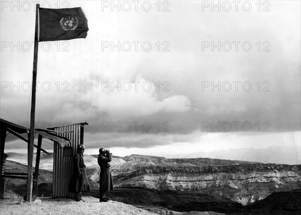 O.N.U.. Soldats yougoslaves à leur poste d'observation de Ras el Nagb, dans le désert du Sinaï