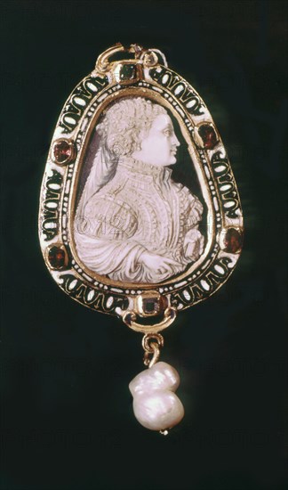 Cameo with pearls: Mary Stuart