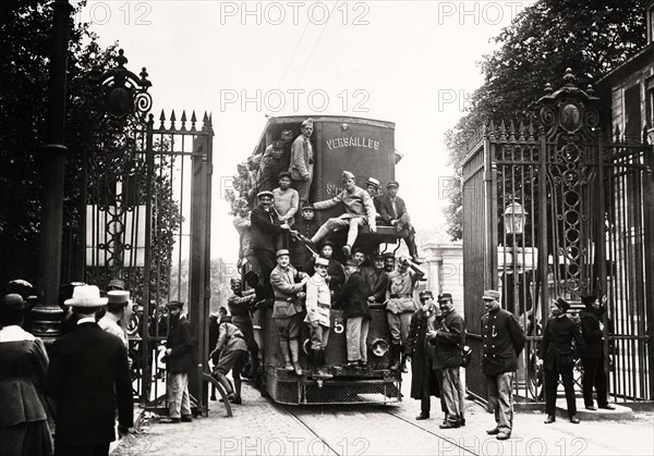 Départ de soldats français pour les fêtes de la victoire, 1919