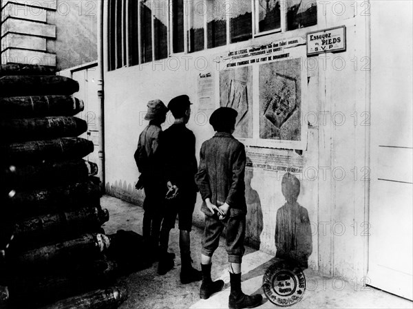 Enfants devant une affiche, 1916