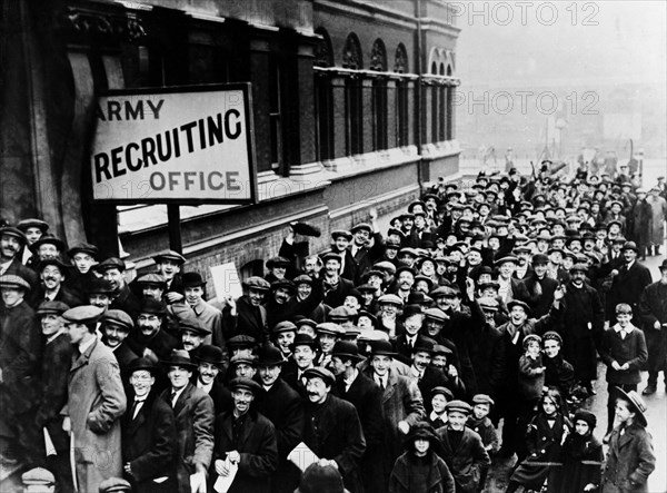 Londres. Volontaires anglais devant les bureaux de recrutement