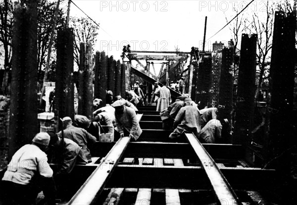 Beaumont-sur-Oise. Construction d'un pont par le Génie