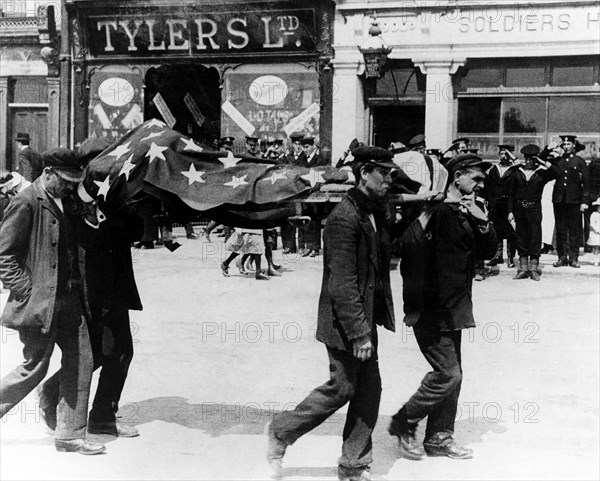 Drapeau américain recouvrant le cercueil d'un américain tué lors du torpillage du Lusitania