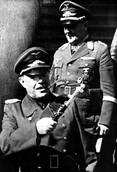Front italien. Le général Kesselring sur le front de Monte Cassino. (Chef d'état major de la Luftwaffe en 1936. Envoyé en Algérie, Italie, condamné à mort en 1946 par le tribunal militaire sur les criminels de guerre. Il fut gracié en 1952)