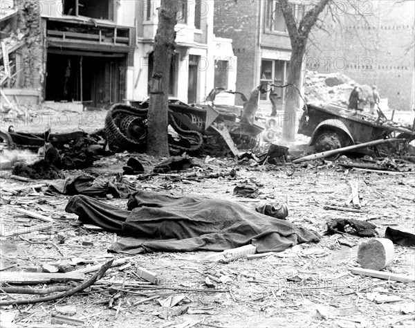 Une rue de Bastogne après un bombardement des forces aériennes allemandes