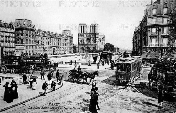 La place Saint-Michel et Notre-Dame, à Paris