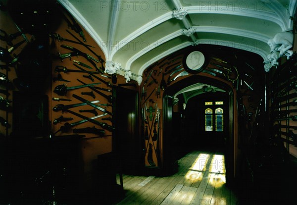 Le hall d'entrée et la collection d'armes de Sir Walter Scott à Abbotsford