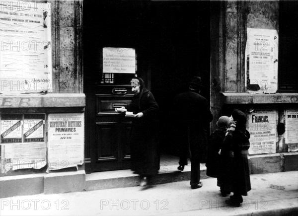 Distribution des cartes de charbon à Paris