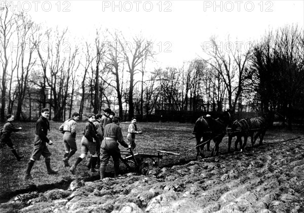 Scouts cultivating fields in the l'île de Puteaux