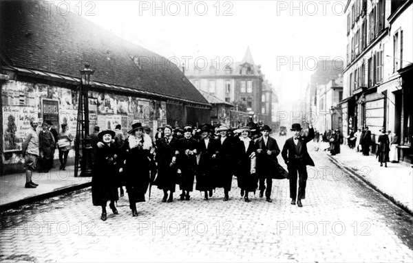 Défilé de suffragettes à Paris