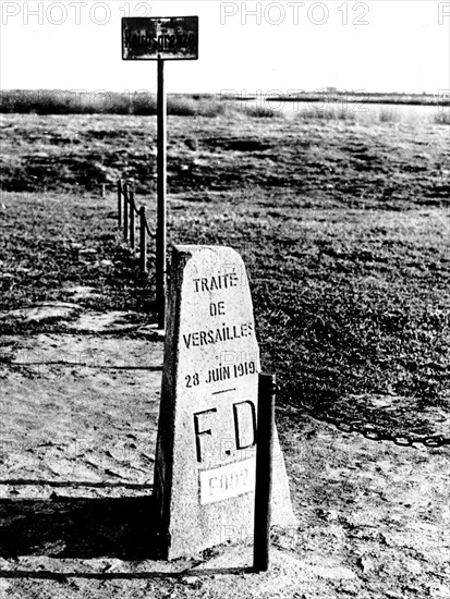 Traité de Versailles :Borne frontière posée sur le Territoire de Dantzig après le Traité à la limite du territoire