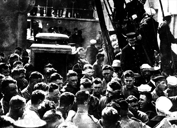 Soldiers leaving San Francisco: men singing the national anthem without their hat