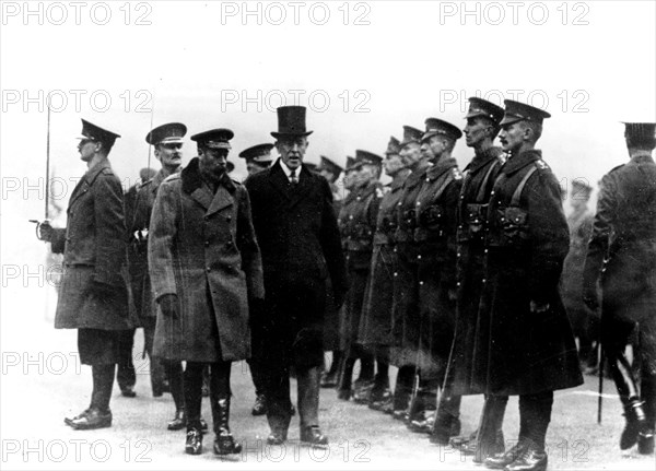 Le président Wilson, en compagnie de Georges V d'Angleterre, inspecte les troupes