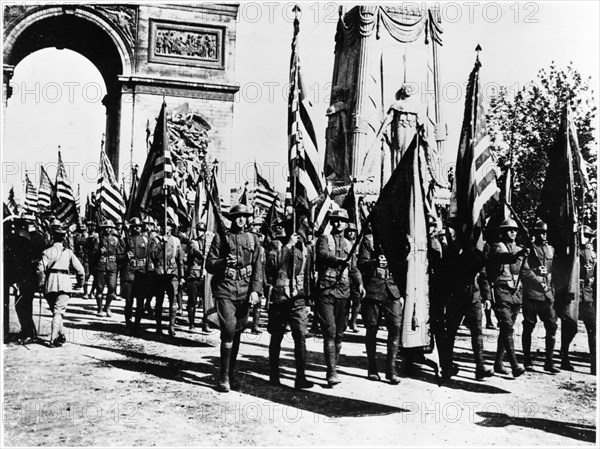 Fête de la victoire à Paris : Les drapeaux américains