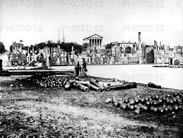 Washington. Vue prise du côté sud du bassin du canal Richmond montrant le Capitole et le bureau de douane