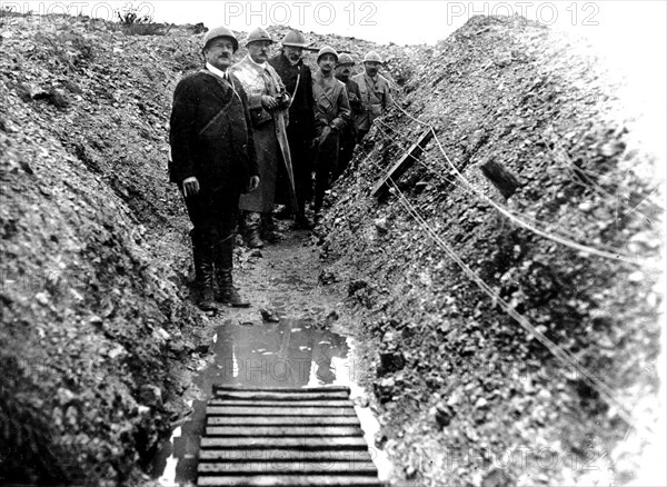 Journalistes français dans une tranchée près du fort de Vaux