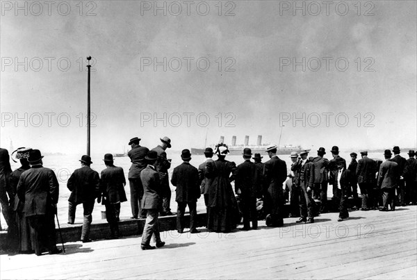 Le paquebot "Lusitania" quittant New-York