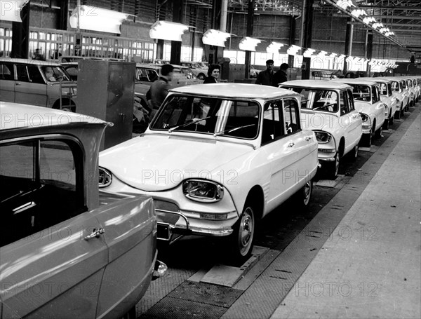 Atelier de montage de l'Ami 6 à l'usine Citroën de Rennes-la-Janais