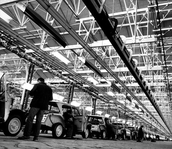 Atelier de montage de l'Ami 6 à l'usine Citroën de Rennes-la-Janais