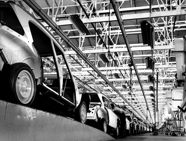 Atelier de montage de l'Ami 6 à l'usine Citroën de Rennes-la-Janais