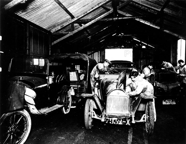 Atelier de montage pendant les débuts de l'automobile