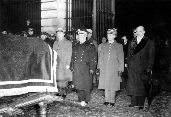 The ashes of Napoleon's son are returned. General de La Laurencie, Darlan, General Laure and the prefect Langeron