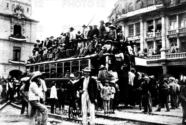 After a period of heavy tension, the people of the capital realize, on May 25th 1911, that the 30 years of the Porfirio Diaz government have come to an end. They show their enthusiasm by demonstrating and partying in the streets, and the people acclaim Ma