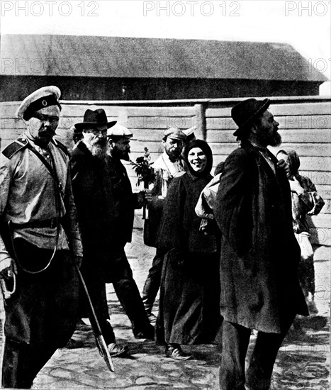 Révolutionnaires russes partant pour la Sibérie. Une femme tire la langue au photographe. Un homme tient un bouquet que lui a donné un ami