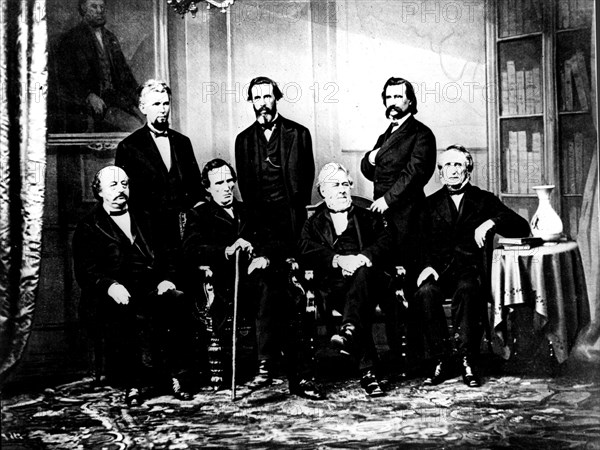 Photo de Brady. Le comité d'accusation de Andrew Johnson , président des Etats-Unis,(1808-1857) devant le sénat, en 1868. Il fut acquitté. Assis, de gauche à droite : Benjamin Butler, Thaddeus Stevens, T. Williams, J.A. Bringham. Debout, de gauche à droit
