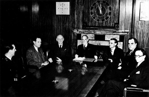 Government of London. Rene Cassin, police chief of justice. Dispute committee. (Seen here Tissiey, Blum, Picard, Ehrard, professor A. Gros, M. Burnay, M. Alphand, foreign affairs advisor)