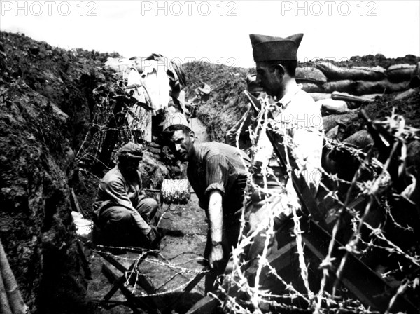 Soldiers setting barbed wires on the Chemin des Dames, July-August 1917