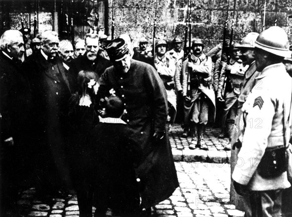 Noyon. General Nivelle's entrance. Children offering a bouquet to the general