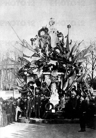 The ligue des patriotes before the statue of Strasbourg in Paris