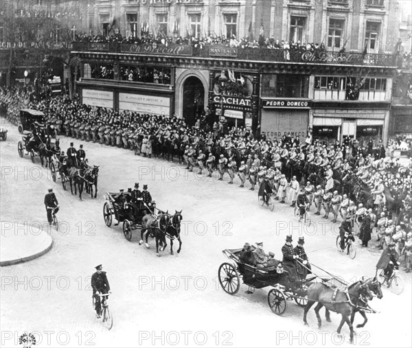 President Wilson parading in a barouche carriage in Paris