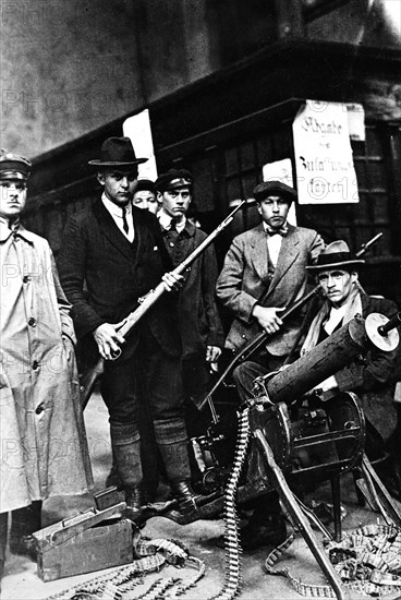 The Soviet Republic in Munich: revolutionary men blocking the train station entrance