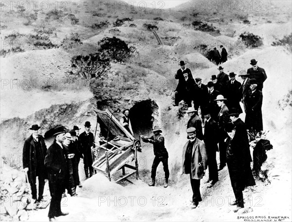 The Gold Rush in Alaska: Exploitation of a mine in Orogrande in the Klondike