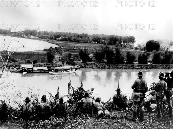 The Philippines War: American soldiers waiting