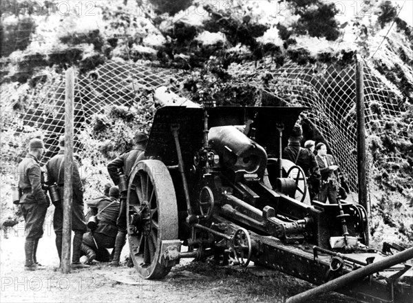 Manoeuvres militaires. Canon de 150 mm camouflé en action en campagne