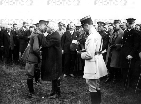 Millerand remet la croix de la Légion d'honneur à des officiers tchécoslovaques