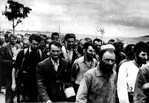 Juifs en route pour un camp de concentration