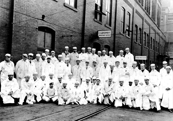 Inspecteurs gouvernementaux chargés de contrôler la fabrication des conserves, 1917