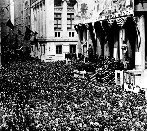 La foule acclame les vétérans du général Pershing à la vente de bons pour l'emprunt de guerre