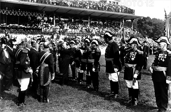 Raymond Poincaré remettant des décorations à Longchamp