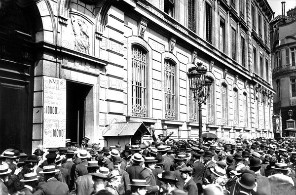 Foule devant la banque de France