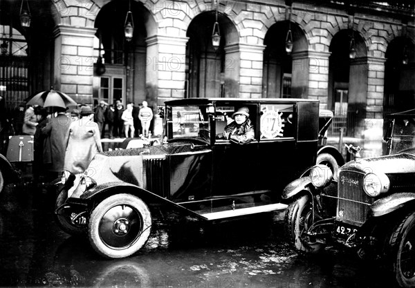 Madame Bargy à Paris, au départ du rallye auto féminin